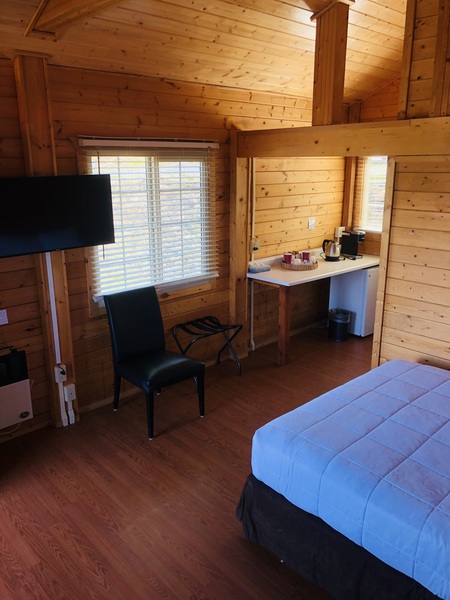 Queen Cabin Photo 11