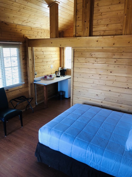 Queen Cabin Photo 13