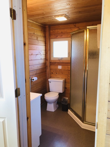 Queen Cabin Photo 24