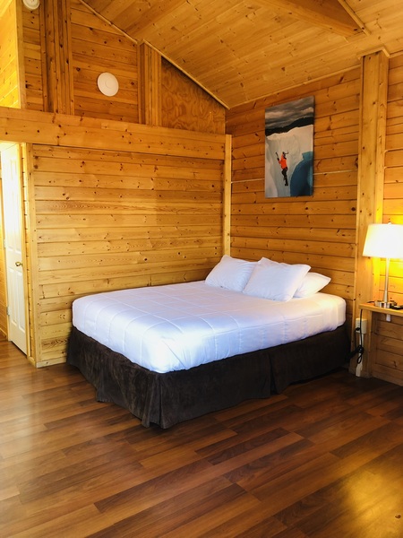 Queen Cabin Photo 15