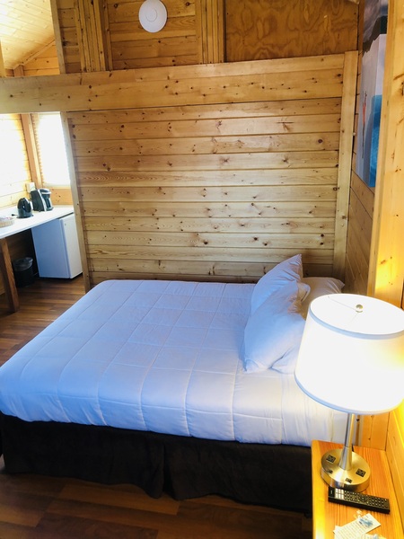 Queen Cabin Photo 18