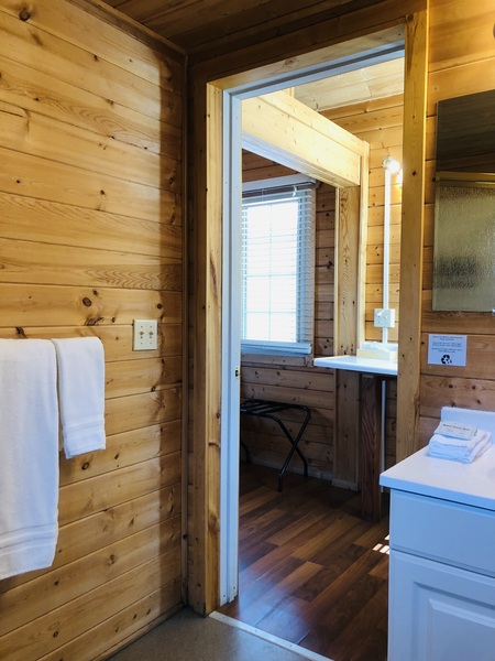 Queen Cabin Photo 25